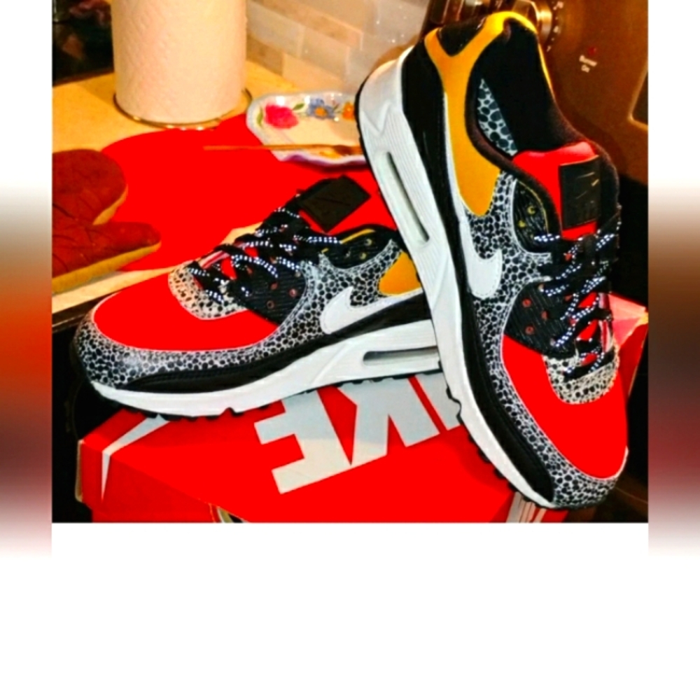 Worn Once.NIKE Women Air Max 90 SE-Black/ Phantom/ Chili Red/ Pollen- VNDS-Sz 8